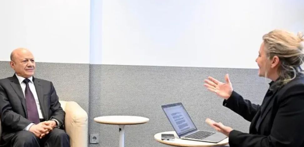 في تصريح مفاجئ ...الرئيس العليمي يكشف عن مصير عبد الملك الحوثي بعد مقتل حسن نصر الله "شاهد"