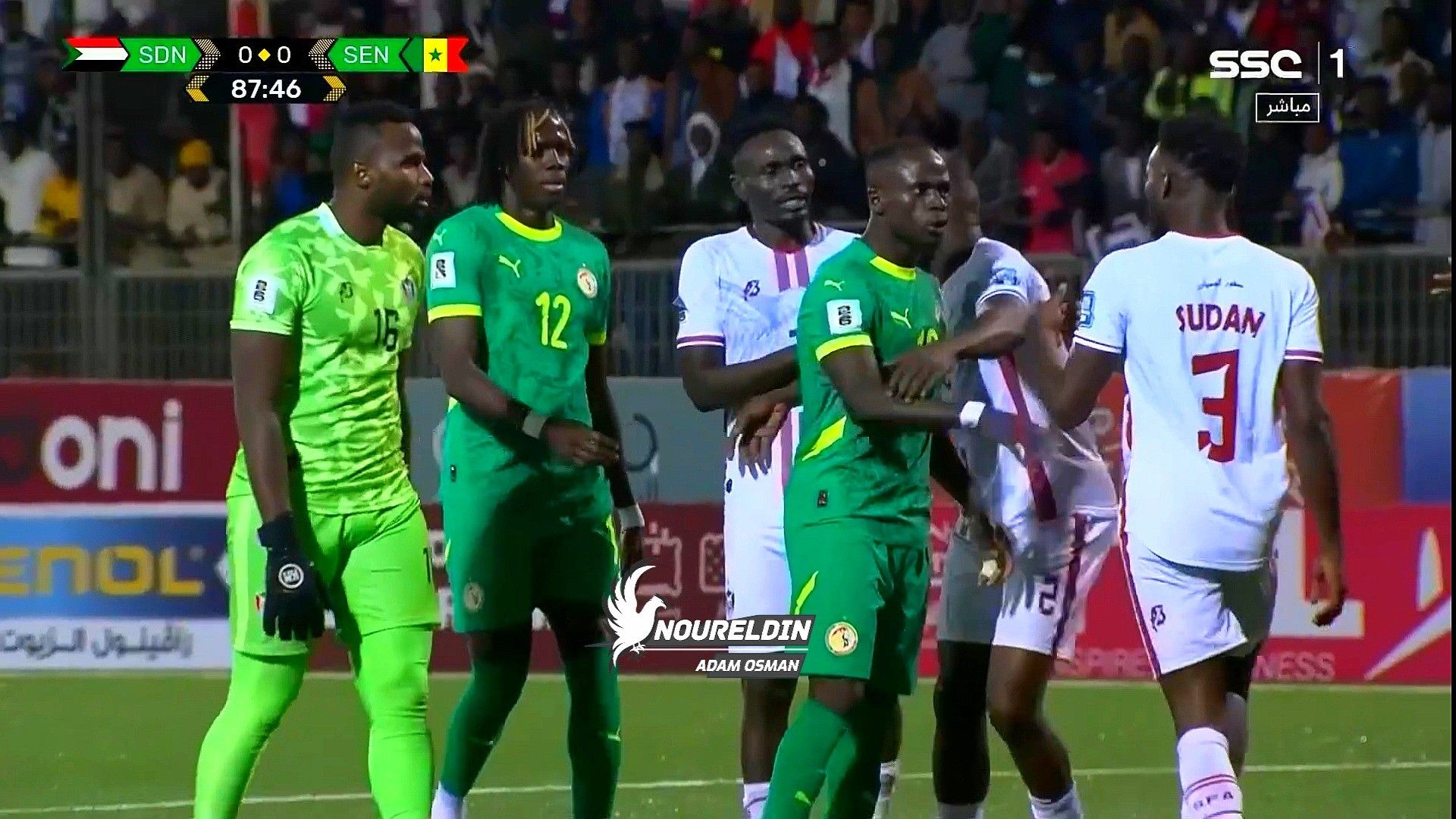 شاهد بالفيديو.. الجمهور السوداني المتواجد داخل الملعب يداعب نجم السنغال ساديو ماني: (الكبسة تسببت في زيادة وزنك)