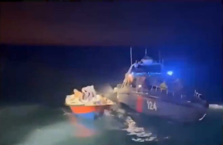 الخليج اليوم .. الكويت.. إحباط محاولة إيرانيين تهريب مخدرات بـ500 ألف دينار (فيديو)