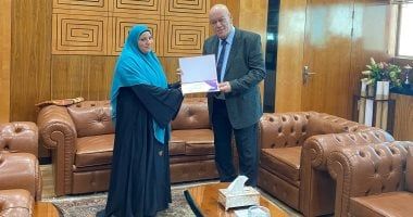 رئيس ميناء القاهرة الجوى يكرم عاملة لأمانتها وتسلميها مبلغا ماليا للشرطة