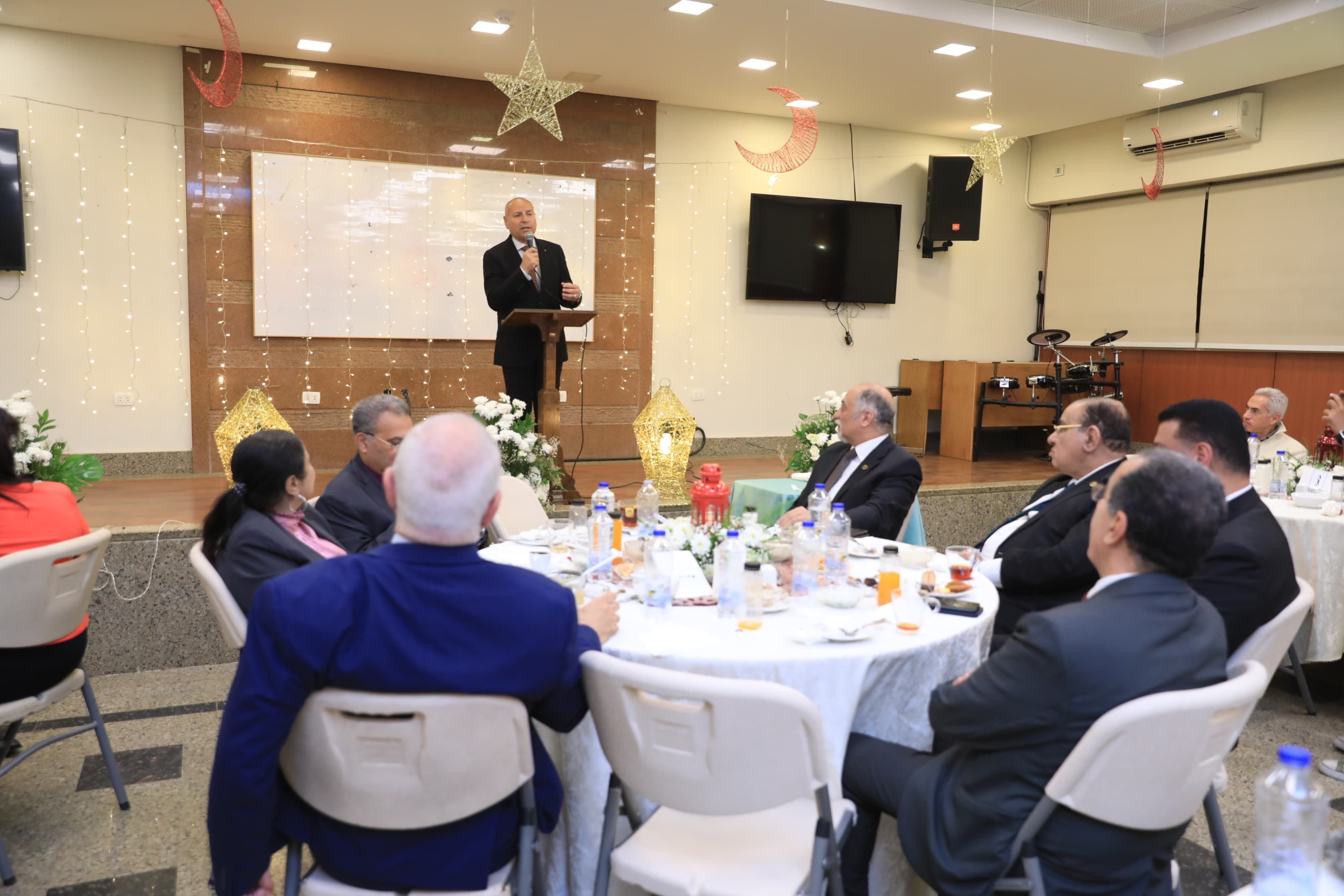 رئيس الطائفة الإنجيلية ومحافظ القاهرة يشهدان إفطار الكنيسة الإنجيلية.. صور