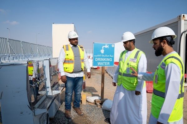 بلدية منطقة الظفرة توفر استراحات للعمال في مواقع البناء