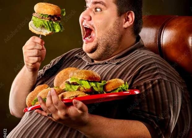 ماذا يحدث عند تناول الطعام بسرعة؟.. تأثيرات غير متوقعة على الجسم