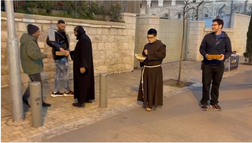 مدينة الزيتون.. رهبان كنيسة القيامة يوزعون التمر على الصائمين قبل المغرب بالقدس
