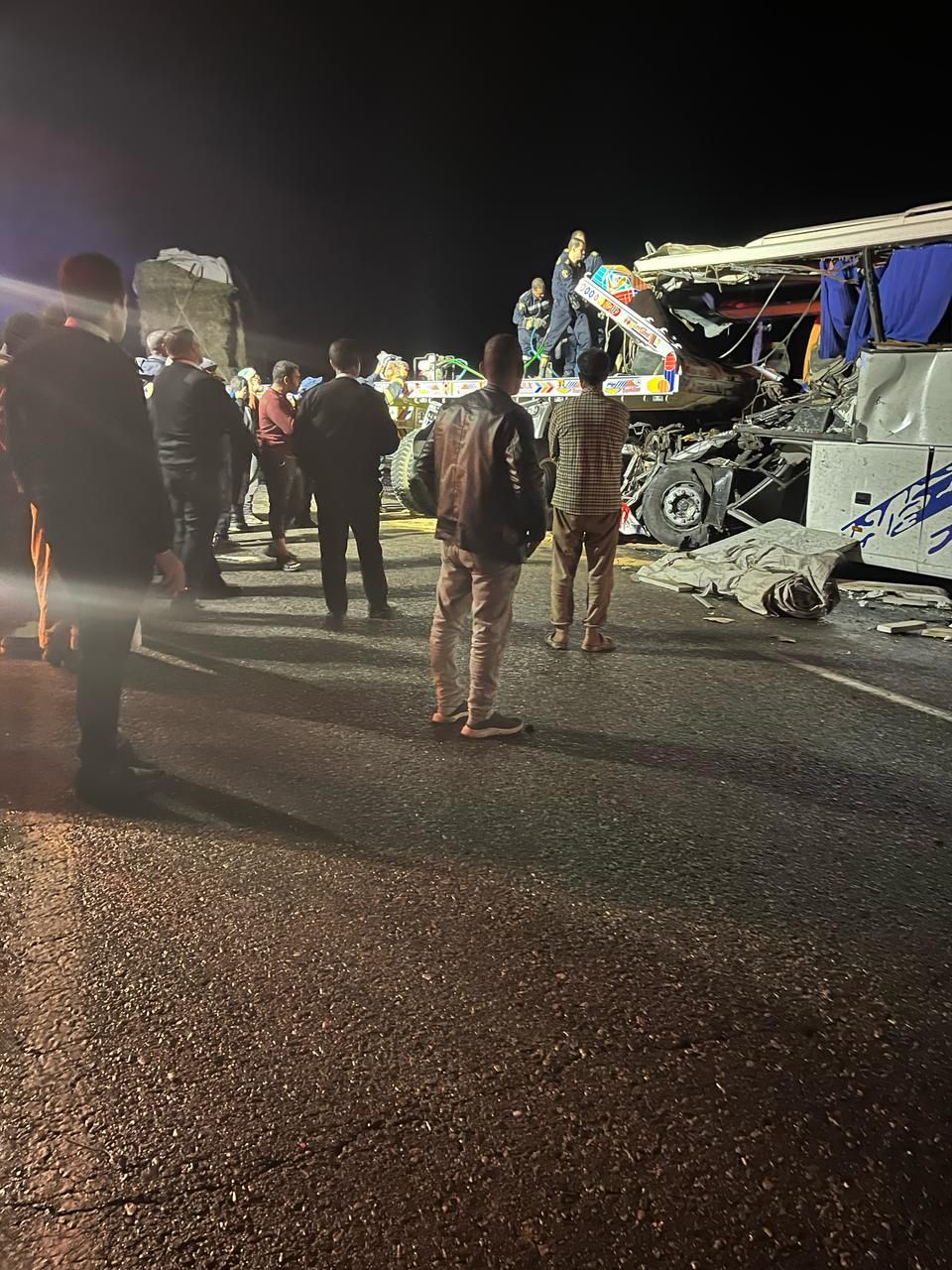 إغلاق طريق أبوسمبل بسبب حادث تصادم أتوبيس وشاحنة نقل جنوب أسوان