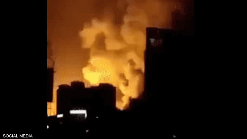 الخليج اليوم .. فيديو.. غارات أميركية "شديدة الانفجار" بمعقل الحوثيين