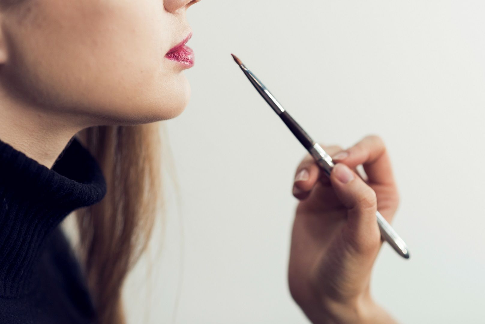 كيفية تطبيق مكياج خفيف يدوم طويلاً خلال زيارات عيد الفطر 2025