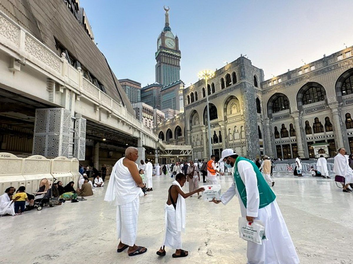 شاهد.. مؤسسة محمد بن فهد تُقدِّم ٢٠ ألف وجبة إفطار صائم بالحرمين