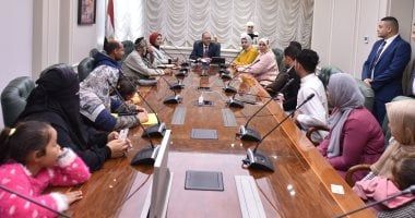 وزير العمل يُسلم 248 ألف جنيه تعويضات وثائق تأمين لعمالة غير المنتظمة