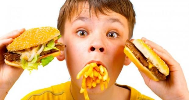 ماذا يحدث عند تناول الطعام بسرعة؟.. تأثيرات غير متوقعة على الجسم