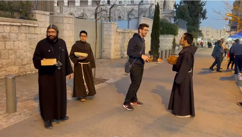 مدينة الزيتون.. رهبان كنيسة القيامة يوزعون التمر على الصائمين قبل المغرب بالقدس