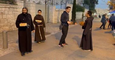مدينة الزيتون.. رهبان كنيسة القيامة يوزعون التمر على الصائمين قبل المغرب بالقدس