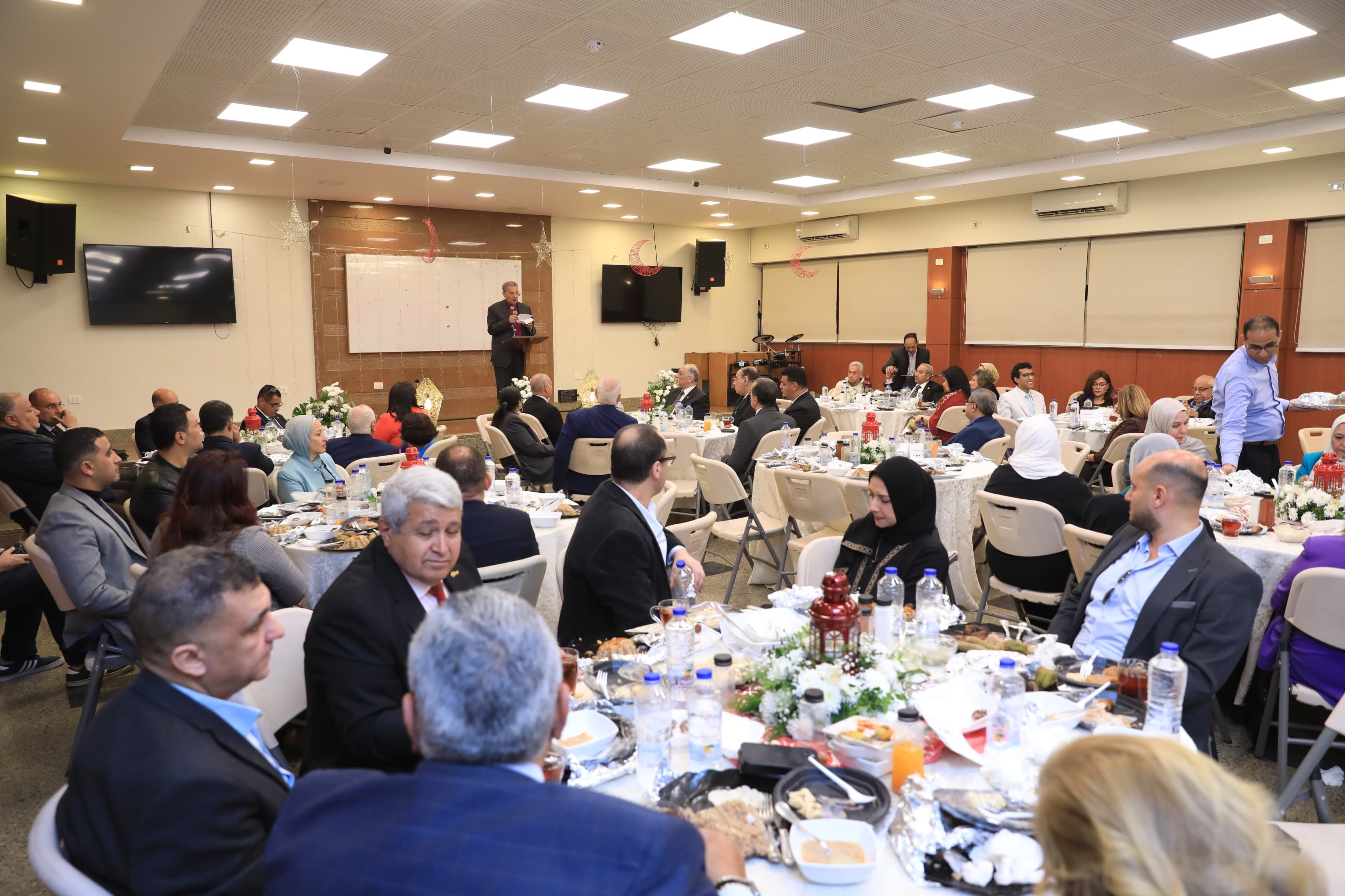 رئيس الطائفة الإنجيلية ومحافظ القاهرة يشهدان إفطار الكنيسة الإنجيلية.. صور