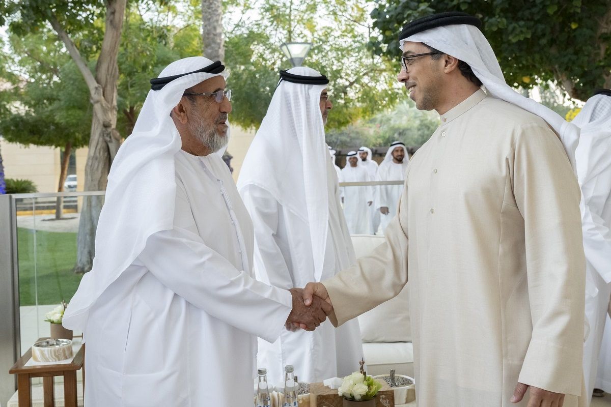 الامارات | منصور بن زايد يستقبل المواطنين في برزة قصر سموه بأبوظبي