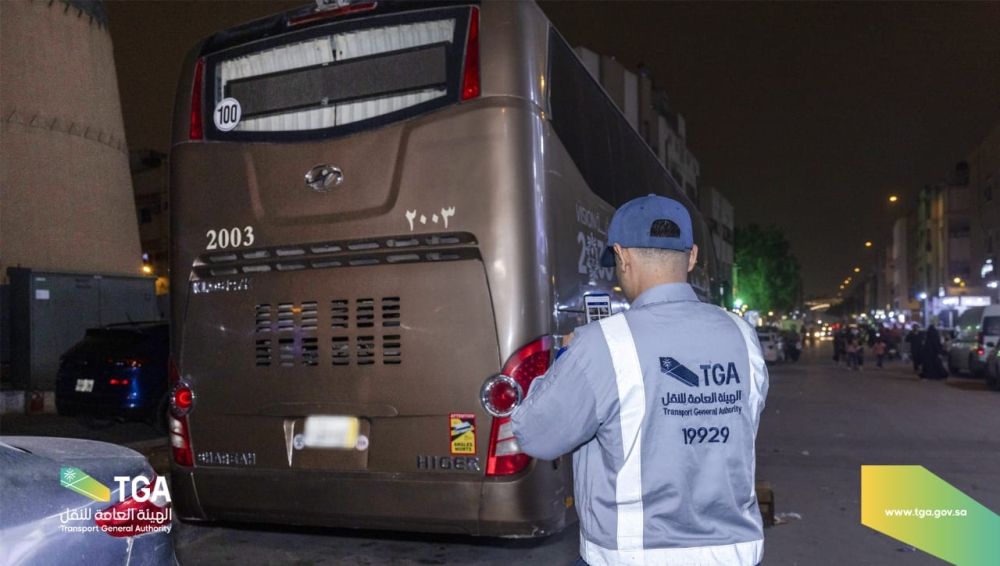 صور.. ضبط عدد من المخالفين لنقل المعتمرين بطرق غير نظامية