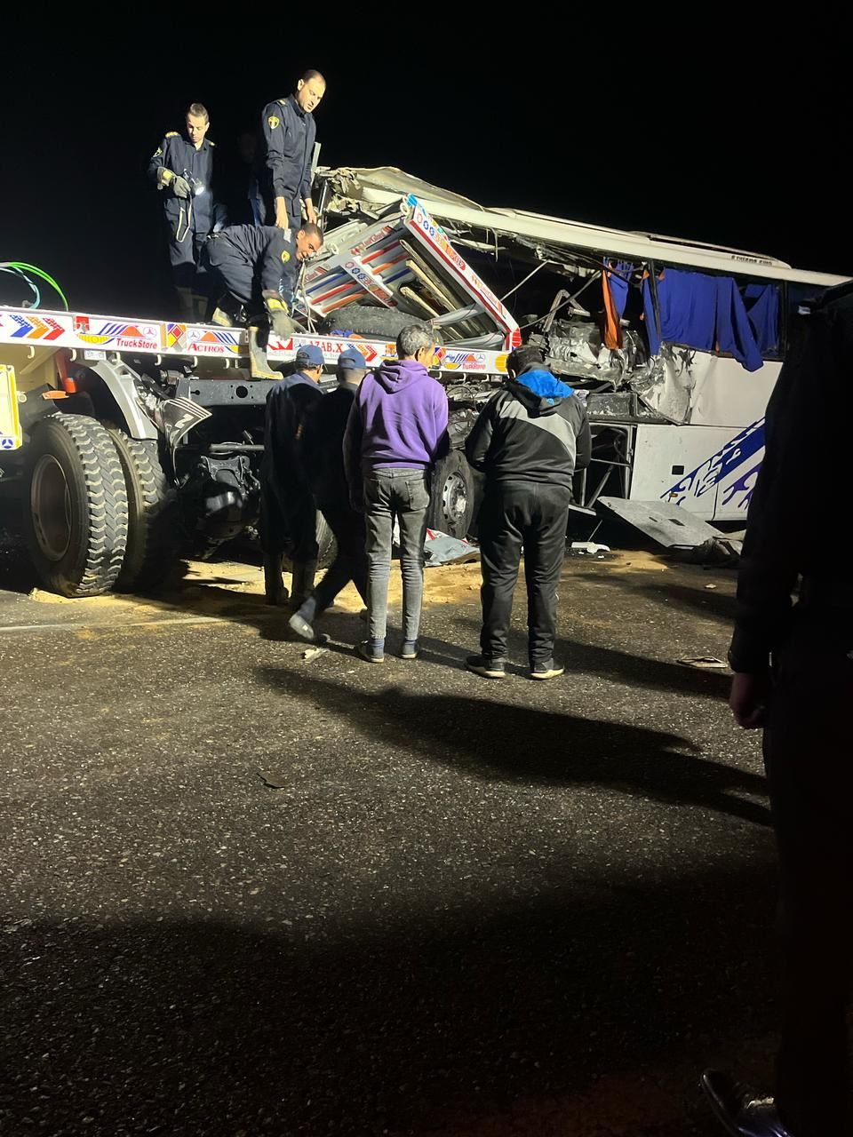 إغلاق طريق أبوسمبل بسبب حادث تصادم أتوبيس وشاحنة نقل جنوب أسوان