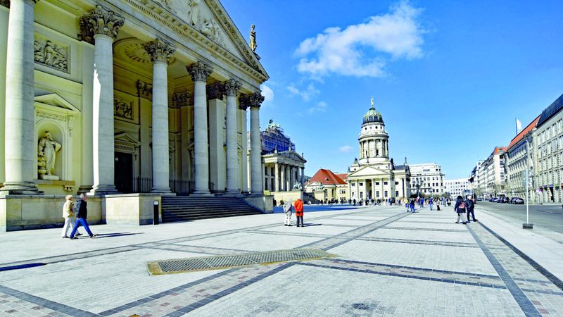 الامارات | الحياة تدب مجدداً في ميدان جيندارمنماركت التاريخي