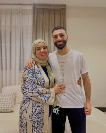 لن تصدقوا الشبه الكبير بين محمد صلاح وشقيقته