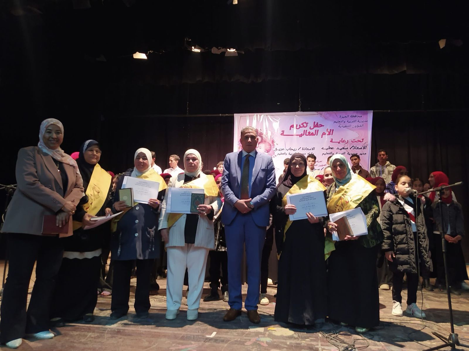 وكيل وزارة التعليم بالجيزة يكرم الأمهات المثاليات.. صور