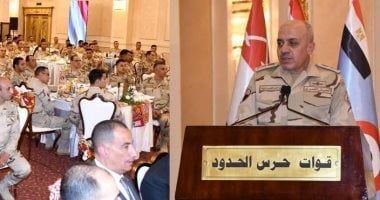 الفريق أحمد خليفة يشارك عددا من مقاتلى حرس الحدود والمدرعات وجبة الإفطار