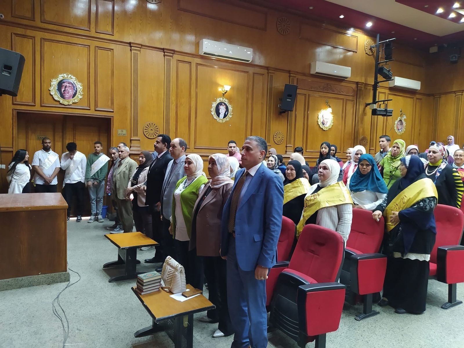 وكيل وزارة التعليم بالجيزة يكرم الأمهات المثاليات.. صور