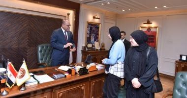 وزير العمل يُسلم "مروة" و"رودينة" 64 ألف جنيه بعد تسوية ودية لمستحقاتهما