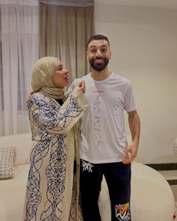 لن تصدقوا الشبه الكبير بين محمد صلاح وشقيقته
