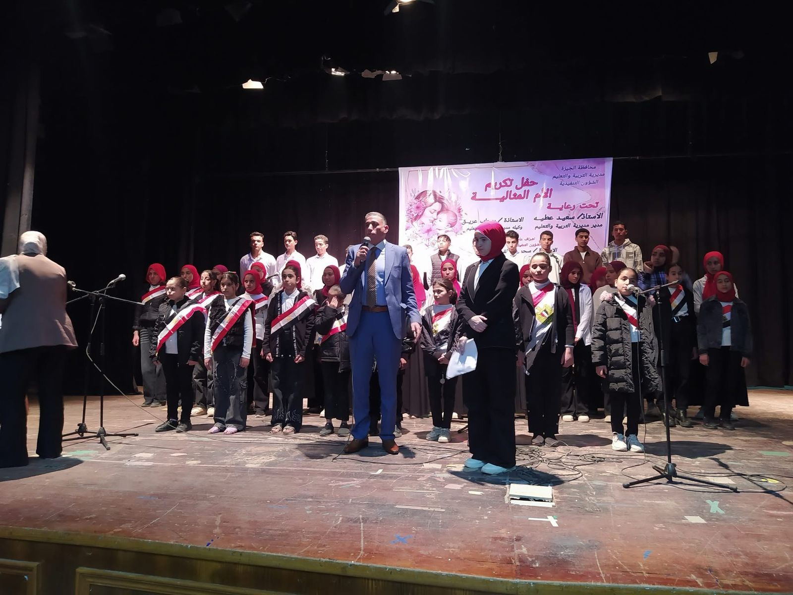 وكيل وزارة التعليم بالجيزة يكرم الأمهات المثاليات.. صور