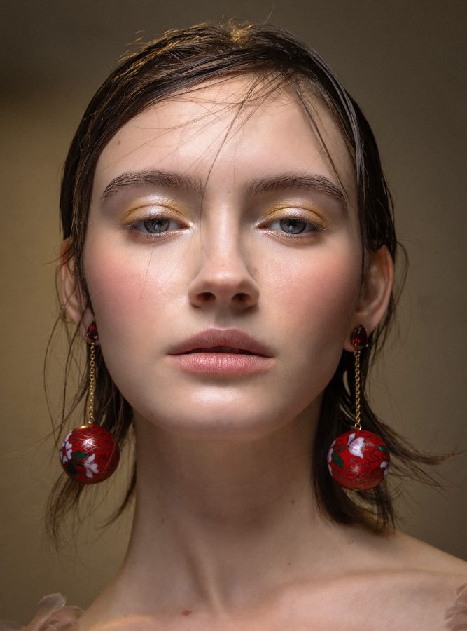 أكثر صيحات المكياج رواجاً في ربيع وصيف 2025 بحسب عروض الأزياء العالمية