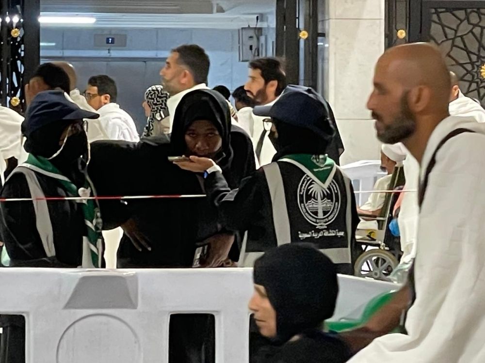 الكشافة السعودية تواصل تقديم الخدمات التطوعية لضيوف الرحمن