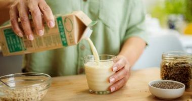 تعرف على طرق غش اللبن والكشف عنها فى المنزل