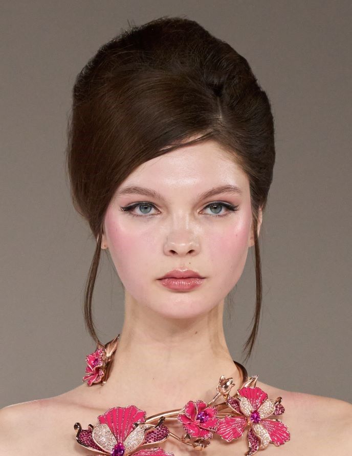 أكثر صيحات المكياج رواجاً في ربيع وصيف 2025 بحسب عروض الأزياء العالمية