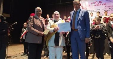 وكيل وزارة التعليم بالجيزة يكرم الأمهات المثاليات.. صور