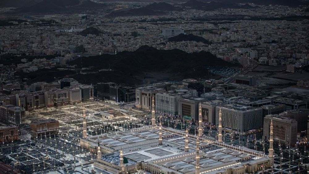 ذكر وعبادة.. سكينة وخشوع بالمسجد النبوي في ليلة 27 رمضان