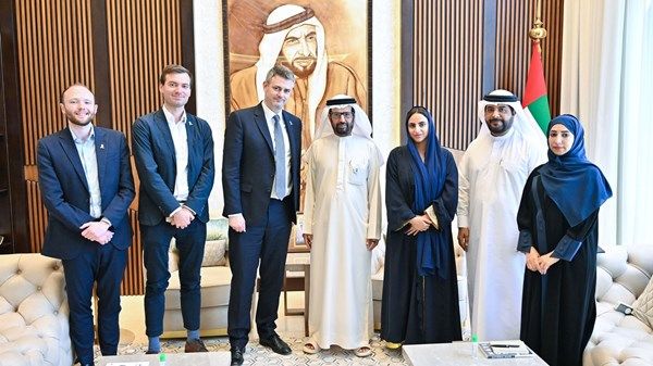 علي النعيمي يبحث تعزيز التعاون مع البرلمان البريطاني