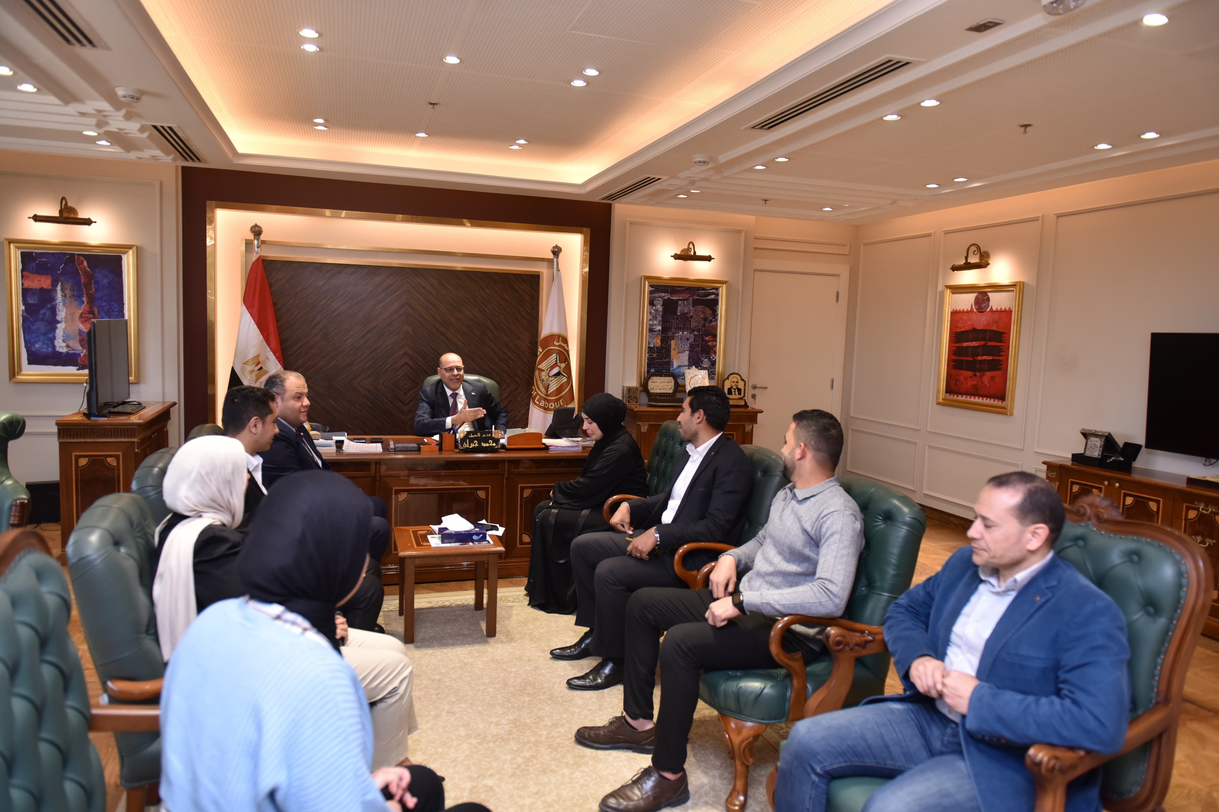 وزير العمل يُسلم "مروة" و"رودينة" 64 ألف جنيه بعد تسوية ودية لمستحقاتهما