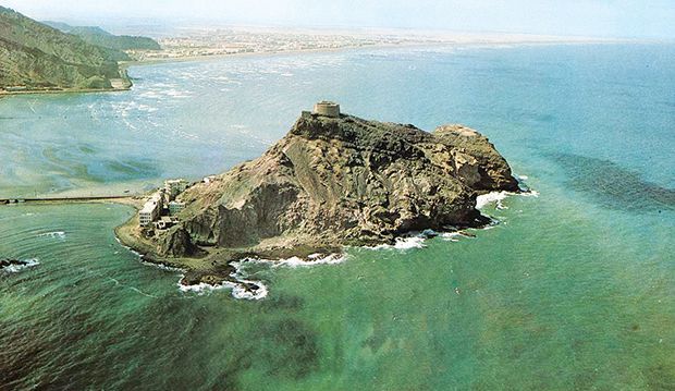 مرتزقة اجانب يحتلون جزيرة يمنية !