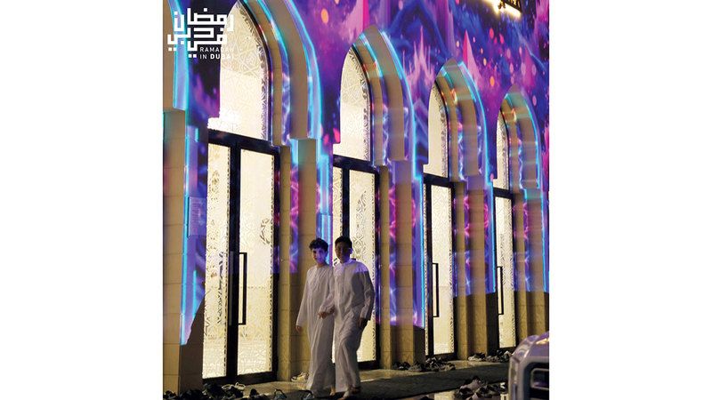 الامارات | على باب المسجد.. بحر من النور