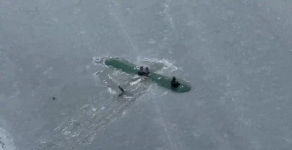 صمدوا 12 ساعة.. جناح طائرة ينقذ 3 أشخاص من الموت في ألاسكا