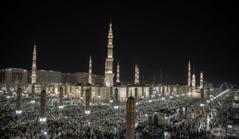 ذكر وعبادة.. سكينة وخشوع بالمسجد النبوي في ليلة 27 رمضان