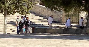 مستوطنون يغلقون طريقين ببلدة حزما بالقدس.. والاحتلال يقمع الأهالي بالغاز