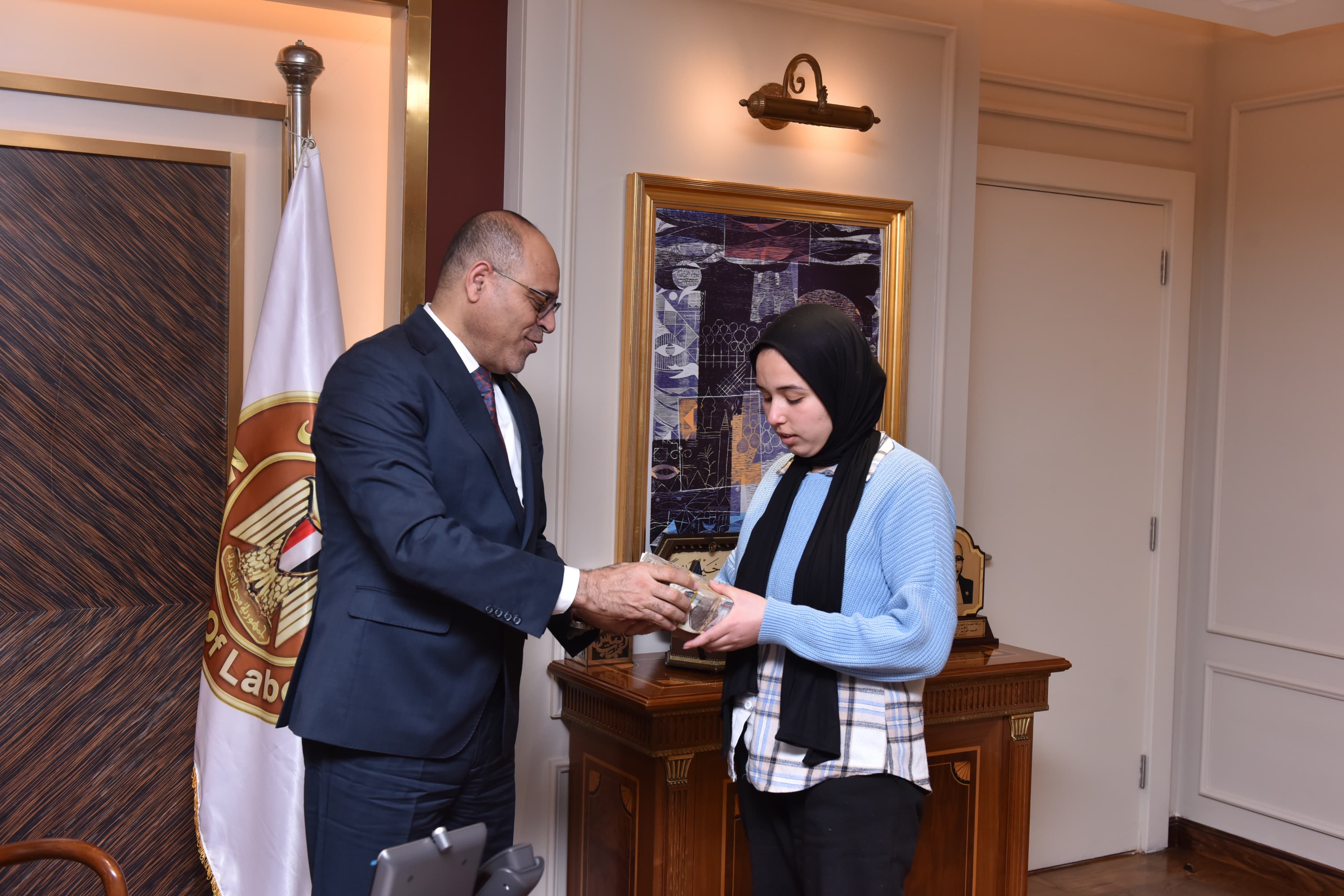 وزير العمل يُسلم "مروة" و"رودينة" 64 ألف جنيه بعد تسوية ودية لمستحقاتهما