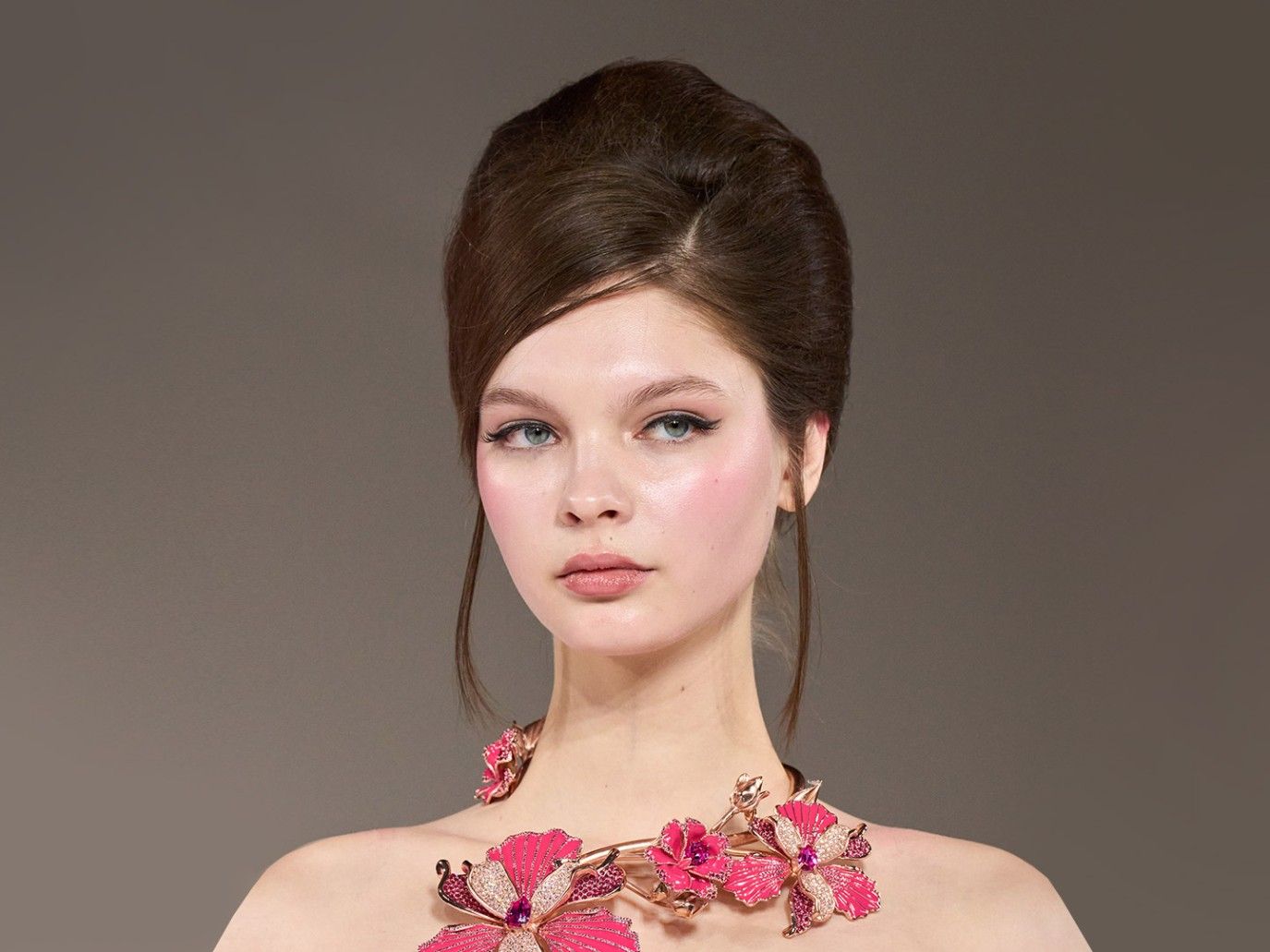 أكثر صيحات المكياج رواجاً في ربيع وصيف 2025 بحسب عروض الأزياء العالمية