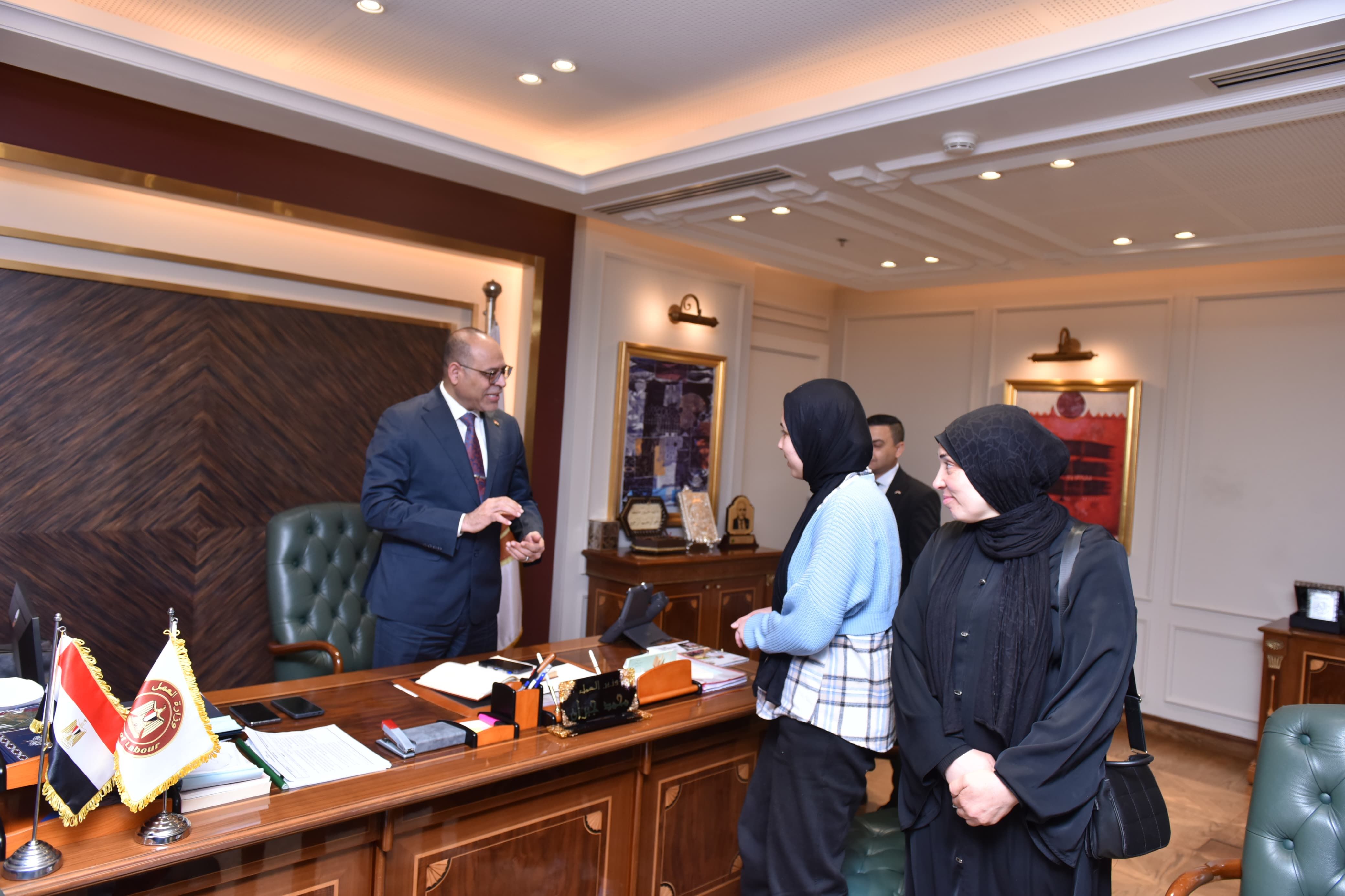وزير العمل يُسلم "مروة" و"رودينة" 64 ألف جنيه بعد تسوية ودية لمستحقاتهما