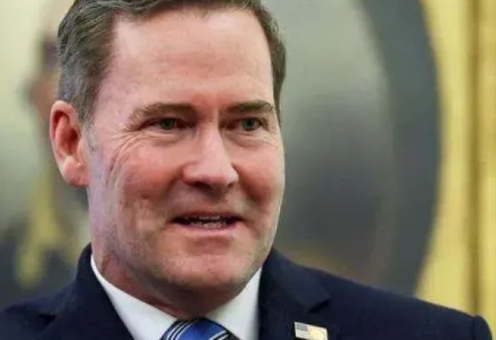 مستشار الأمن القومي الأمريكي يخرج عن صمته ويعلن انه المسؤول عن تسريب خطة ضرب الحوثيين في اليمن "شاهد"