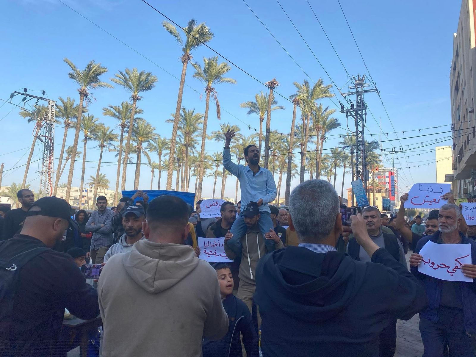 مظاهرات فى غزة تطالب بتنحى حماس ووقف الإبادة الاسرائيلية.. وأطفال: بيكفي الموت "فيديو"