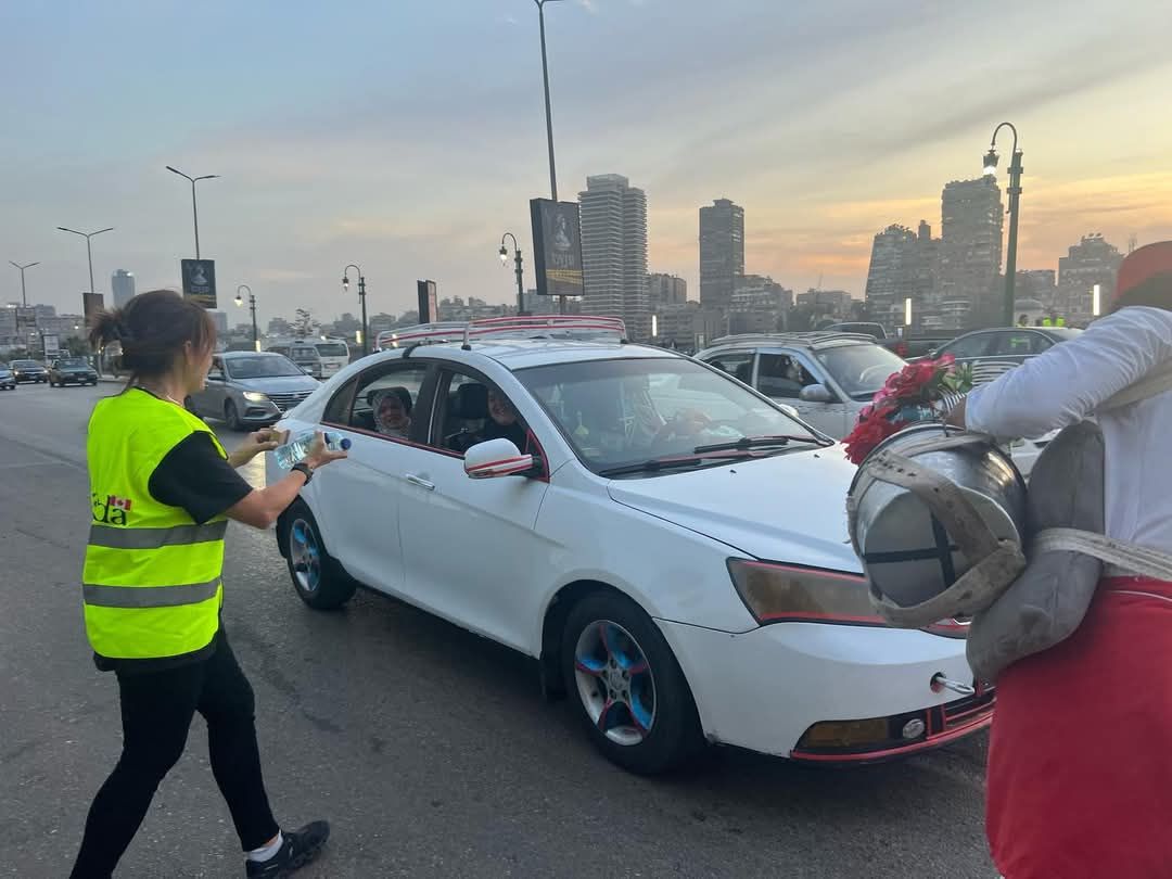 سفير كندا يودع رمضان بتوزيع العرقسوس والعصائر فى شوارع القاهرة.. صور