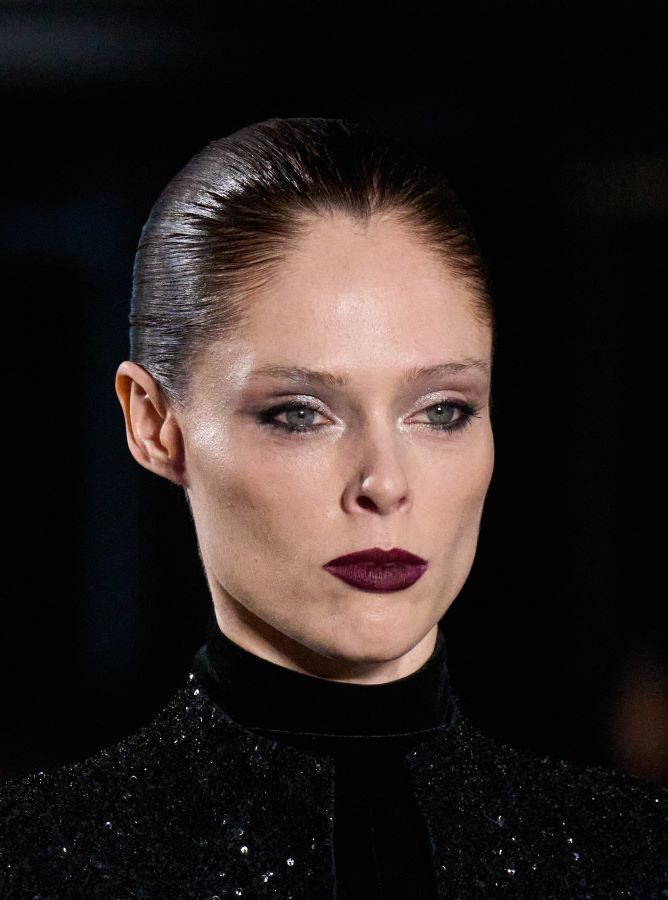 موضة أحمر الشفاه في ربيع وصيف 2025: دليلك لأبرز الألوان الرائجة