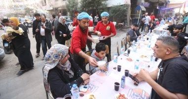 فيصل بتفرح.. الأهالى ينظمون مائدة رمضانية ضخمة بطول 18 شارعا.. صور