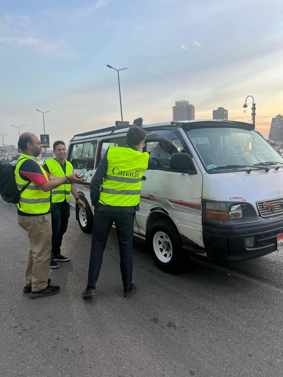 سفير كندا يودع رمضان بتوزيع العرقسوس والعصائر فى شوارع القاهرة.. صور